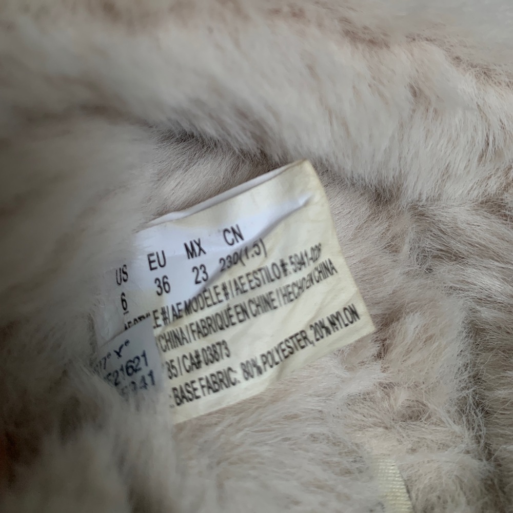 Y2K AE American Eagle Brown And White Peace Fur Slippers Size 6 Coquette Classic - Picture 3 of 3